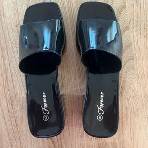 Black slip on chunky heel!